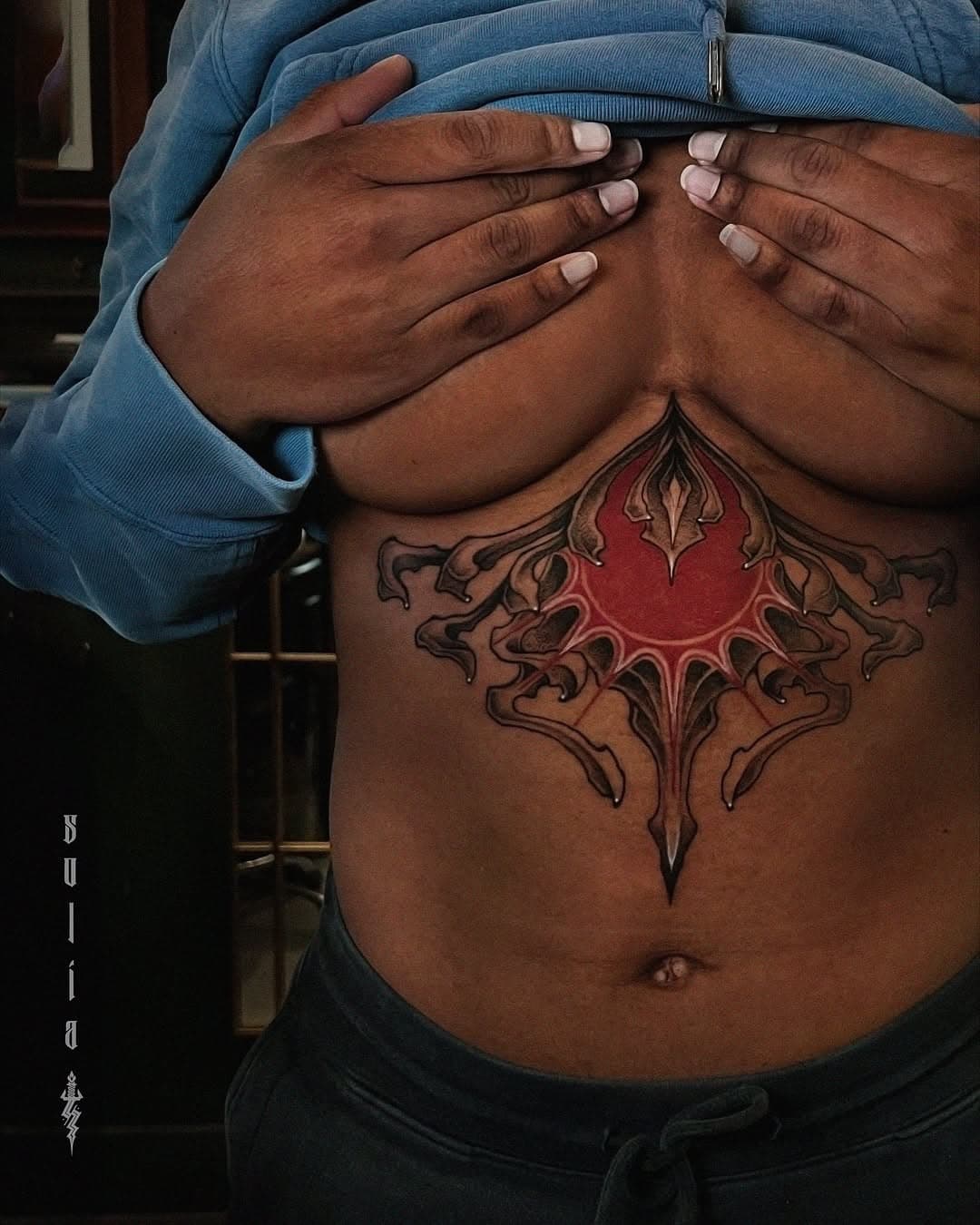 Symmetrical Abdominal Ornament