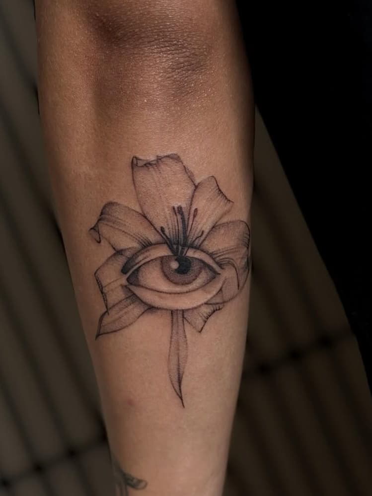 Flower with central eye
