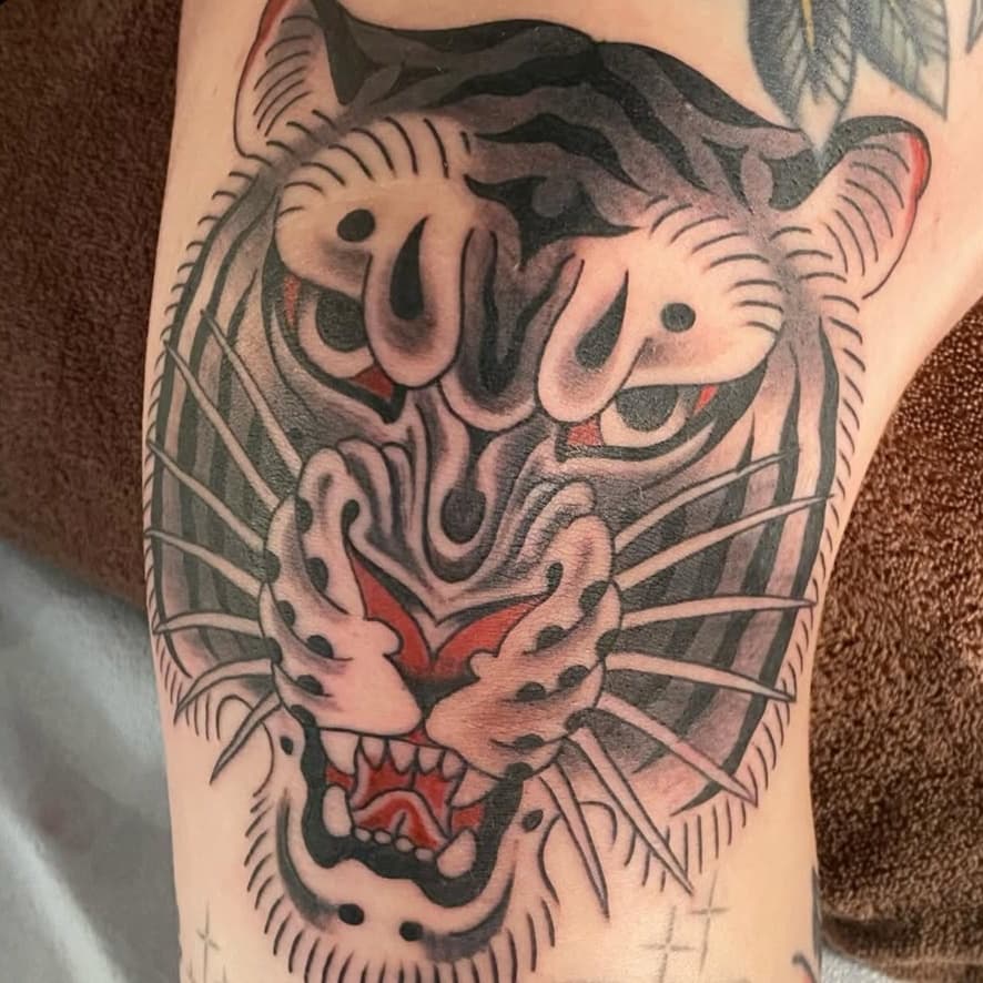Roaring tiger head